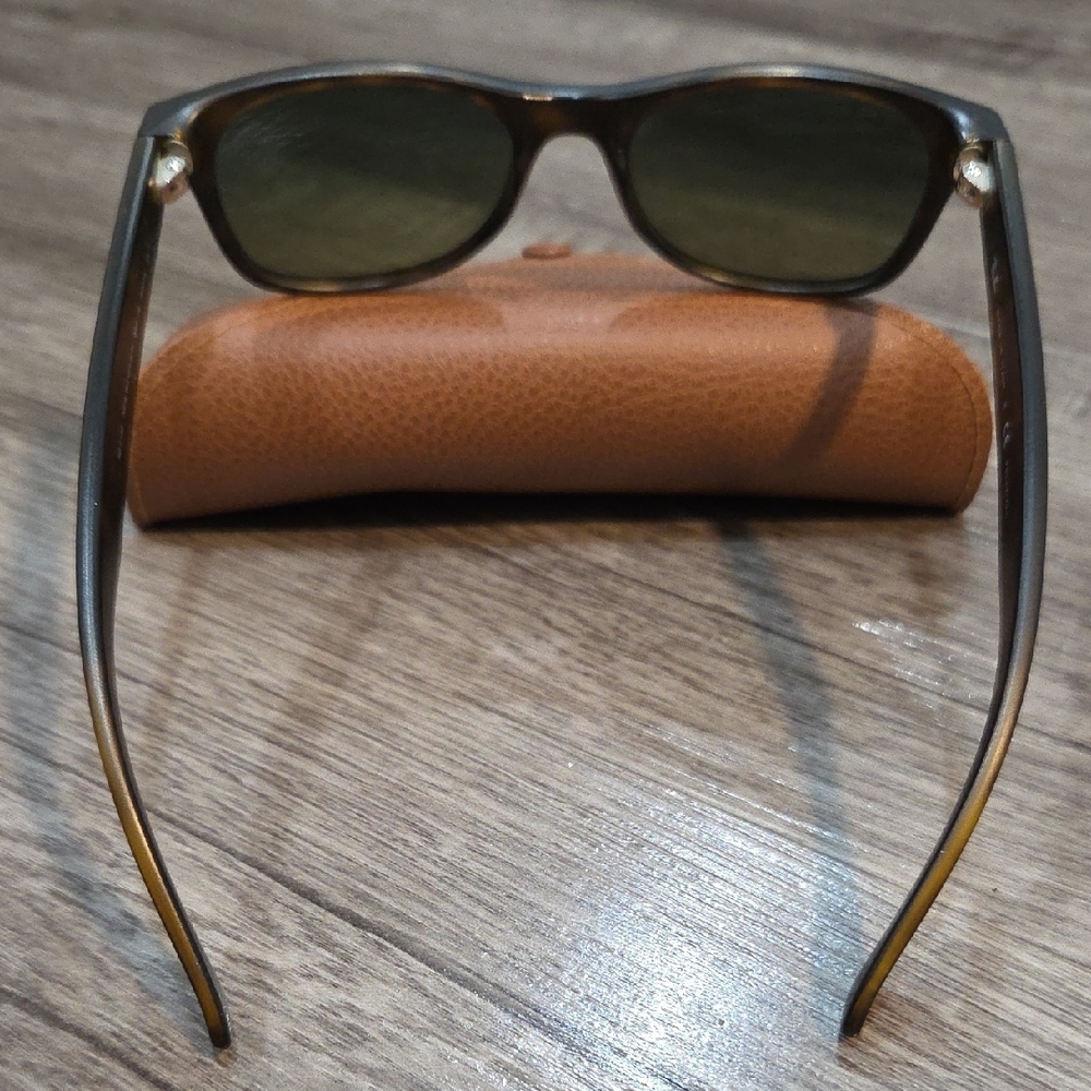 Ray-Ban Classic Wayfarer Sunglasses with Tan Case - Picture 4 of 4